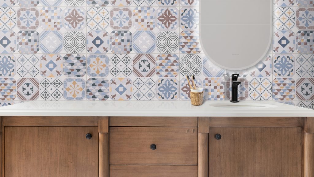 Ambiente baño Corona con baldosa con patrones tipo azulejos en tonos neutros en paredes.